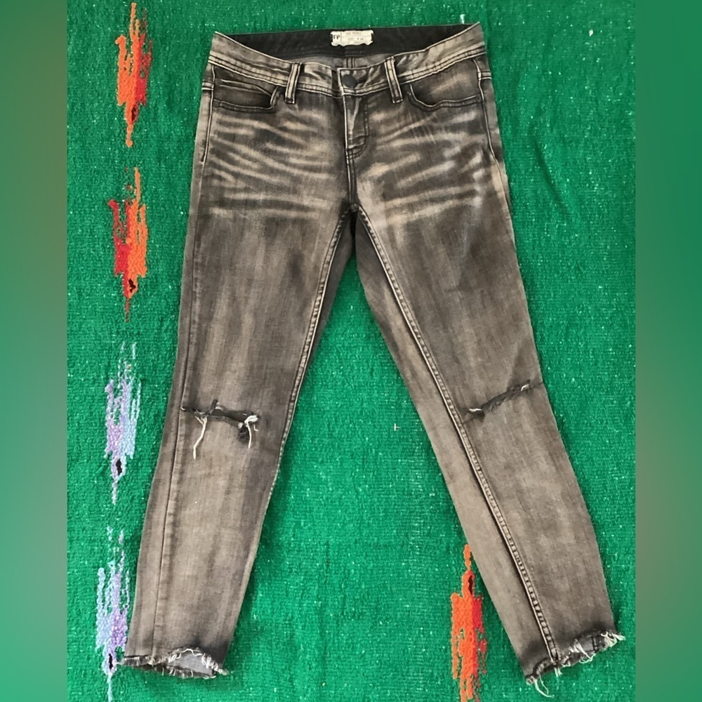 Free People distressed jeans SZ 26-gray/black
Waist 15”
Inseam 24”
@B1